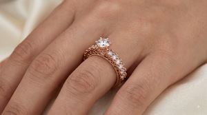 Bague de fiançailles vintage style filigrane, or, diamant solitaire de laboratoire certifié IGI, sertissage couronne, pierres latérales pavées - Product Image 3