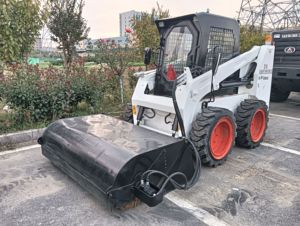 Chargeur compact d'occasion de qualité supérieure, 744 kg, 36,4 kW, pour serres et petites exploitations agricoles - Product Image 1