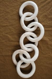 Sculpture murale décorative en maillons de chaîne en résine acrylique sur mesure pour intérieur, à suspendre, pour salon, escalier, bureau. - Product Image 3