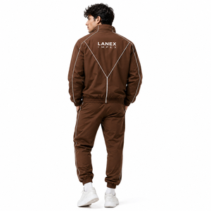 เสื้อแจ็คเก็ตวินด์เบรกเกอร์สีน้ำตาลสำหรับผู้ชาย แบบมีซิป น้ำหนักเบา เหมาะสำหรับเล่นกีฬาและฝึกซ้อม ผลิตจากโพลีเอสเตอร์คุณภาพสูง สวมใส่สบาย เหมาะสำหรับกิจกรรมกลางแจ้ง รับผลิตแบบ OEM - Product Image 4