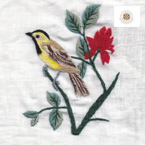 Servilleta bordada con diseño de golondrina, aporta un toque ligero y elegante a la decoración de la mesa. - Product Image 3