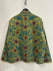 Blouson en velours style vintage Suzani, brodé à la main de motifs floraux, style bohème, vêtement d'extérieur artisanal, fermeture à un seul bouton - Product Image 2
