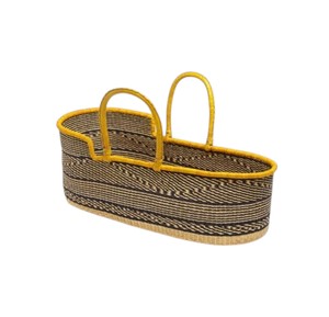 Panier à langer en jonc de mer style bohème combiné avec un panier à langer pour enfant en rotin et des poignées jaunes pour les aménagements de nurserie modernes - Product Image 1