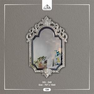 Ce miroir est un élément décoratif intemporel qui s'intègre parfaitement aux décors néoclassiques et traditionnels. Décoration murale artistique. - Product Image 6