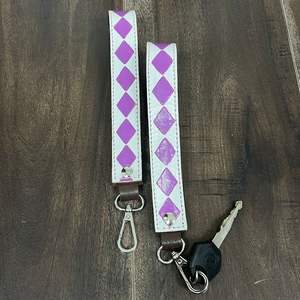 Porte-clés tendance style western en cuir de vachette fait main avec motif à carreaux, cordon artisanal, porte-clés unisexe - Product Image 4