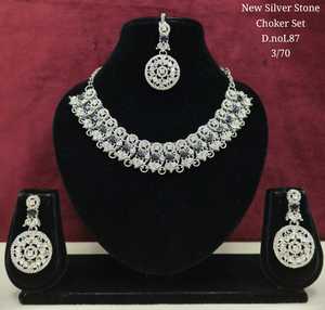 Conjunto de Joyería para Mujer de Alta Calidad, Diseño Moderno y Elegante, Collar, Pendientes y Anillo con Perlas y Kundan, Bañado en Plata, Estilo Geométrico - Product Image 1