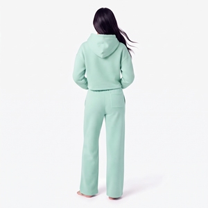 Conjunto Deportivo para Mujer en Color Verde Menta, Sudadera con Capucha y Cordón Ajustable, Puños Acanalados y Pantalones Anchos, con Logotipo Personalizado - Product Image 4