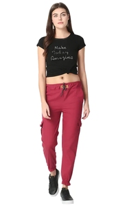 Pantalon cargo décontracté léger pour femme, taille élastique rouge avec cordon de serrage et poches latérales, idéal pour le printemps - Product Image 1
