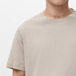 Servicio OEM, Diseño Inspirado en la Calle, Camiseta Casual Estampada para Hombre con Cuello Redondo, Diseño de Logotipo Personalizable, Corte Elegante con Manga Corta - Product Image 3