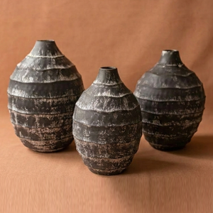 Ensemble de vases à fleurs côtelés faits à la main, finition noire rustique avec des accents blancs texturés pour la décoration moderne de la maison - Product Image 1