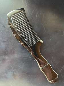 Peigne démêlant artisanal moderne en corne de buffle naturelle, forme naturelle, cadeau de mariage de l'Uttar Pradesh, décoration intérieure - Product Image 1