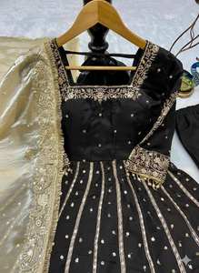 Ensemble de robe en soie lourdement brodée avec dupatta et pantalon – Tenue de fête - Product Image 4