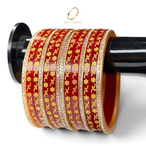 เครื่องประดับเจ้าสาวสำหรับสวมใส่ทุกวัน แฟชั่นงานแต่งงาน กำไลข้อมืออะคริลิคเรซิ่นสีแดงแบบแคชเมียร์ ประดับมุกชุบทองวิบวับ ขายส่ง - Product Image 1