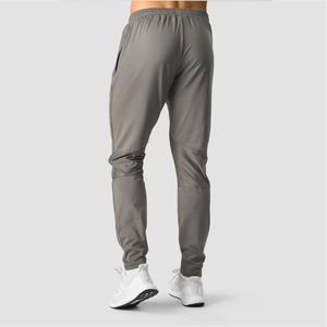 Pantalones deportivos color carbón diseñados para el gimnasio y con tela elástica de poliéster y elastano con paneles de malla para ventilación. - Product Image 2