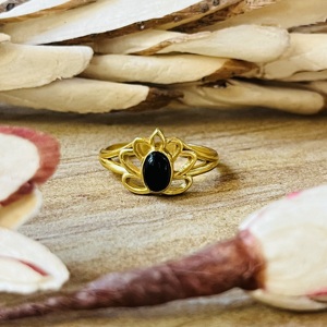Bague en Onyx Noir au Design Tendance, Bijou Minimaliste en Laiton pour Femme, Plaqué Or 18 carats, Bague Solitaire à Design Massif, Vente en Gros/OEM/ODM - Product Image 1