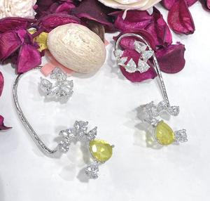 Pendientes elegantes con acabado plateado y circonitas de la mejor calidad para mujeres y niñas, ideales para looks de noche y fiestas. - Product Image 5