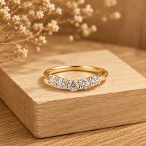 Bague de mariage incurvée en or massif 14 carats rose, jaune et blanc avec diamants de laboratoire, coupe brillant rond, et bague éternité chevron - Product Image 3