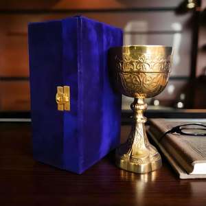 Calice en laiton gravé, gobelet à vin vintage avec boîte en velours bleu, coupe à vin de communion avec motif royal en relief, décoration d'intérieur - Product Image 6