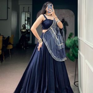 Lehenga Choli en Soie Bleue Premium Entièrement Cousu pour Navratri avec Dupatta en Satin Imprimé et Dentelle Miroir – Prix de Gros par Royal Exports - Product Image 3