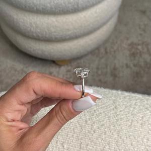 Anillo de Compromiso de Tres Piedras con Diamante Cultivado en Laboratorio de Corte Ovalado de 5.70 Quilates, Baguettes Cónicas, Oro Blanco de 18k, Certificado IGI E - VVS2 - Product Image 2