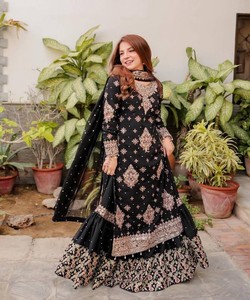 Conjunto de Moda: Top Sharara con Bordado de Lentejuelas y Dupatta Negro 84919 - Product Image 2
