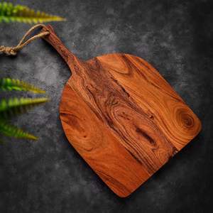 Planche à découper rectangulaire en bois artisanale de designer avec des graines de bois foncées et des pieds cylindriques - Product Image 5