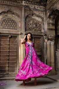 Lot en gros de robes longues bohèmes en soie à col en V et dos nu, style vintage indien, faites à la main, à motif floral, avec pompons, naturelles et lavables - Product Image 4