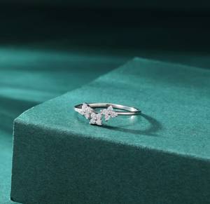 Anillo de Plata de Ley con Ramo de Hortensias y Cuatro Flores de Cristal, Anillo Pequeño con Cristales de Circonia Cúbica - Product Image 2