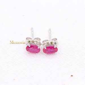 Boucles d'oreilles clous en or blanc massif 14 carats avec rubis ovales naturels et diamants sertis en halo, bijoux fins Memoria Jewels, vente en gros - Product Image 2
