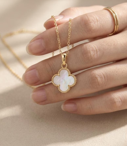 Collier pendentif trèfle à quatre feuilles couleur or avec breloque en nacre, bijou pour cadeau et usage quotidien - Product Image 1