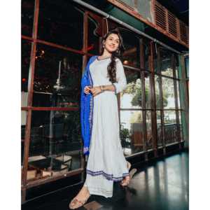 Ensemble de costume en mousseline de soie Gotapatti blanc apaisant pour femme, respirant, ethnique, élégant, coupe ample, kurta et dupatta pour l'été, tenue de fête - Product Image 1