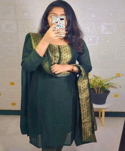 Conjunto de Kurta y Dupatta de Seda Verde con Estampado Brillante Vintage para Mujer, Ropa Étnica Tradicional, Corte Regular, Largo hasta la Rodilla, 86787 RUDRA - Product Image 1