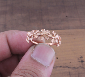 แหวนดอกกุหลาบสีโรสโกลด์ แหวนกุหลาบเล็กๆ แหวนหมั้นลายดอกไม้ เครื่องประดับที่ได้แรงบันดาลใจจากธรรมชาติ ของขวัญวันครบรอบสำหรับเขา - Product Image 5