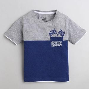 Polka Tots Camiseta de media manga Bandera de carreras con estampado de bolsillo-Gris - Product Image 1