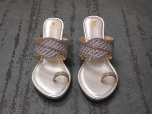 Sandales plates ouvertes Kolhapuri à paillettes avec bride en strass, confortables et respirantes, de haute qualité, pour femmes et jeunes filles, idéales pour les festivals - Product Image 1