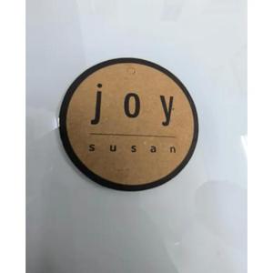ป้ายกระดาษพิมพ์ลายเสื้อผ้าสั่งทำขายส่ง ขนาด 2 x 2 นิ้ว รูปทรงกลม ป้ายแบรนด์พร้อมการพิมพ์ออฟเซ็ตคุณภาพสูงสำหรับเสื้อผ้า - Product Image 5