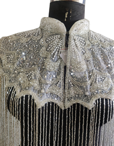 Hermosa capa tipo poncho de diseño vintage con bordado a mano de mariposas, brillante, de la colección nupcial blanca, para tallas grandes. - Product Image 2