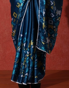 Sari en soie Chinon Phulkari géométrique traditionnel prêt-à-porter KV Teal avec chemisier non cousu pour les occasions festives - Product Image 2