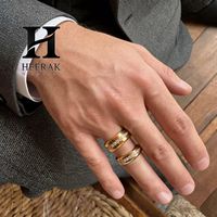 Anillo de boda de lujo para hombre en oro amarillo de 14K y 18K con diamantes cultivados en laboratorio, diseño de canales, borde biselado, joyería personalizada para hombre.