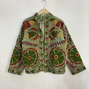 Chaqueta Étnica Bordada Suzani para Mujer, Chaqueta Corta Bohemia Hecha a Mano de Algodón Verde Oliva con Bordado Floral Multicolor - Product Image 1