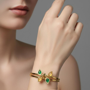 Brazalete Ajustable de Latón de Alta Calidad con Diseño de Hoja de Cristal Verde - Product Image 2