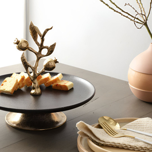 Elegante soporte para pastel negro mate con base plateada pulida y centro decorativo de rama de granada esculpida, decoración de lujo. - Product Image 6