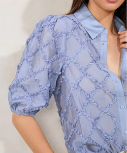Chemisier élégant et décontracté pour femme à col chemise, manches bouffantes, tissé texturé diamant, idéal pour l'été - Product Image 4