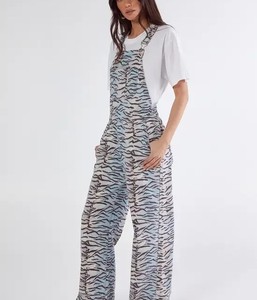 Combinaison en jean brodée pour femme – Tenue décontractée élégante – Fournisseur en gros de combinaisons et salopettes - Product Image 2