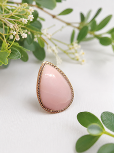จี้ร่องทองเหลืองประดับโอปอลสีชมพูธรรมชาติ |   จี้พลอยฝังขอบแบบทำมือ |   ตะขอเกี่ยวสำหรับผู้หญิงสไตล์วินเทจที่ได้รับการรับรองจาก IGI - Product Image 1