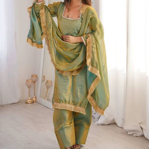 ชุดคุर्ติผ้าไหมปักลายเรียบหรูสำหรับผู้หญิง พร้อมผ้าคลุมไหล่ สีเขียว - Product Image 1