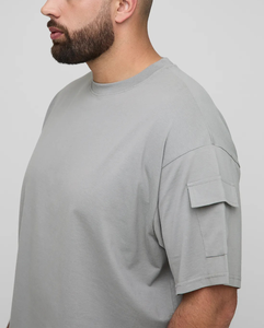 Conjunto de camiseta y pantalones cortos de algodón gris para hombre de la marca Your Brand, cuello redondo, estilo casual de verano, diseño con estampado de letras y bolsillo frontal, en venta en línea. - Product Image 6