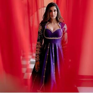 Robe de créateur et Dupatta pour les vêtements de mariage pour le look de fête - Product Image 4