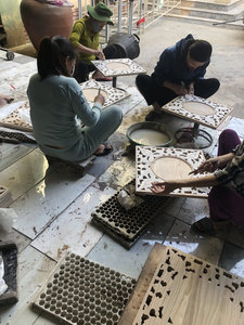 Plateau de service en bois naturel artisanal avec poignées Plateau de service pour chocolat avec des motifs africains du Vietnam - Product Image 6