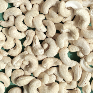 Noix de cajou brutes W320 en gros directement de l'usine avec emballage personnalisé de Santigo, Vietnam - Product Image 1
